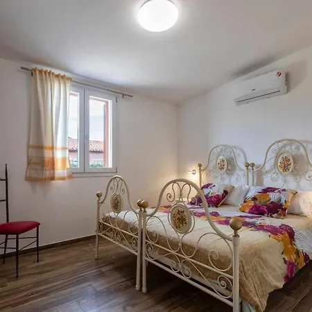Σπίτι διακοπών Mugoni Per 5 Persone Con Patio E Piscina E